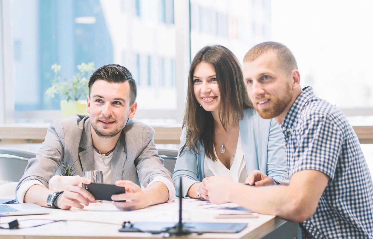 Famille organisant son budget mensuel ensemble